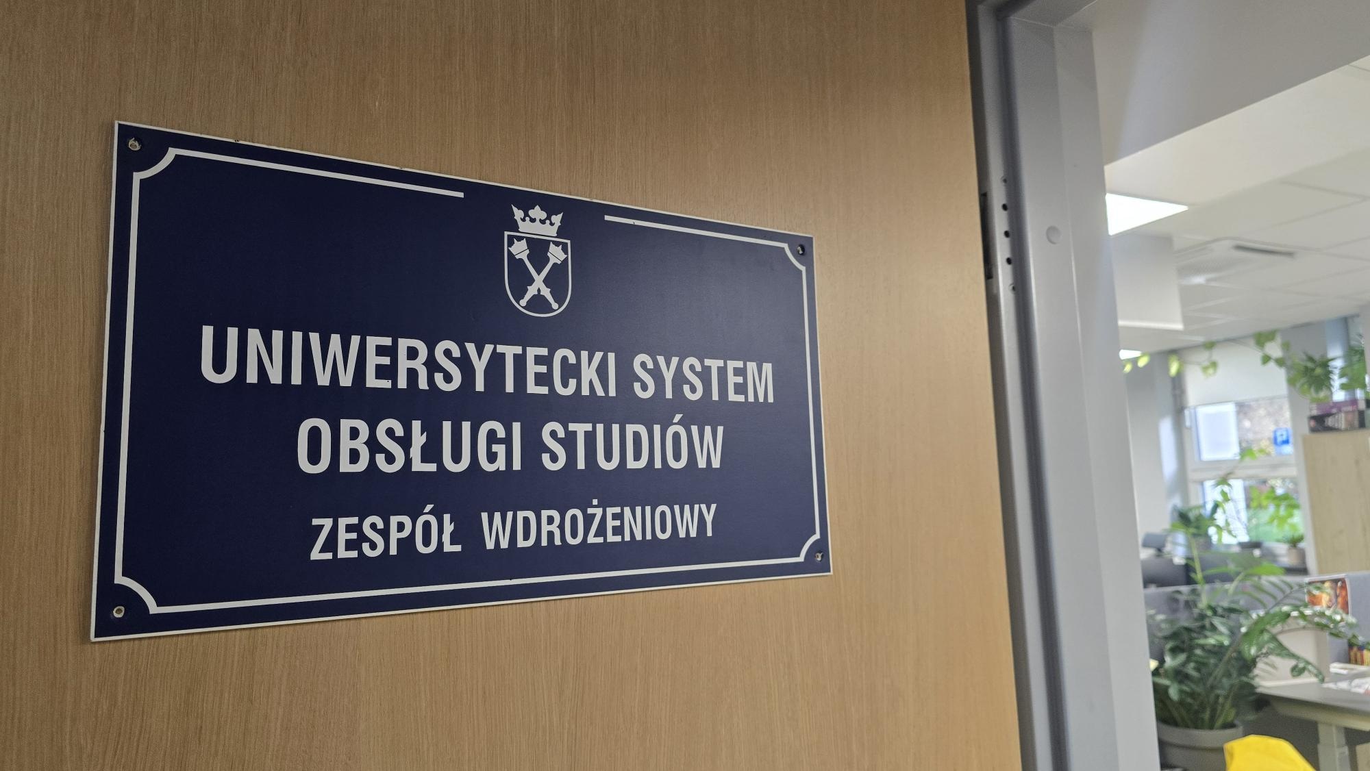 tabliczka na drzwiach z nazwą jednostki "USOS"